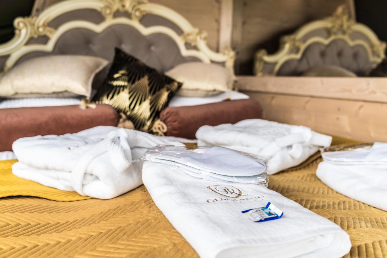 ホテル Glamp Royal ビャウィ・ドゥナイェツ エクステリア 写真