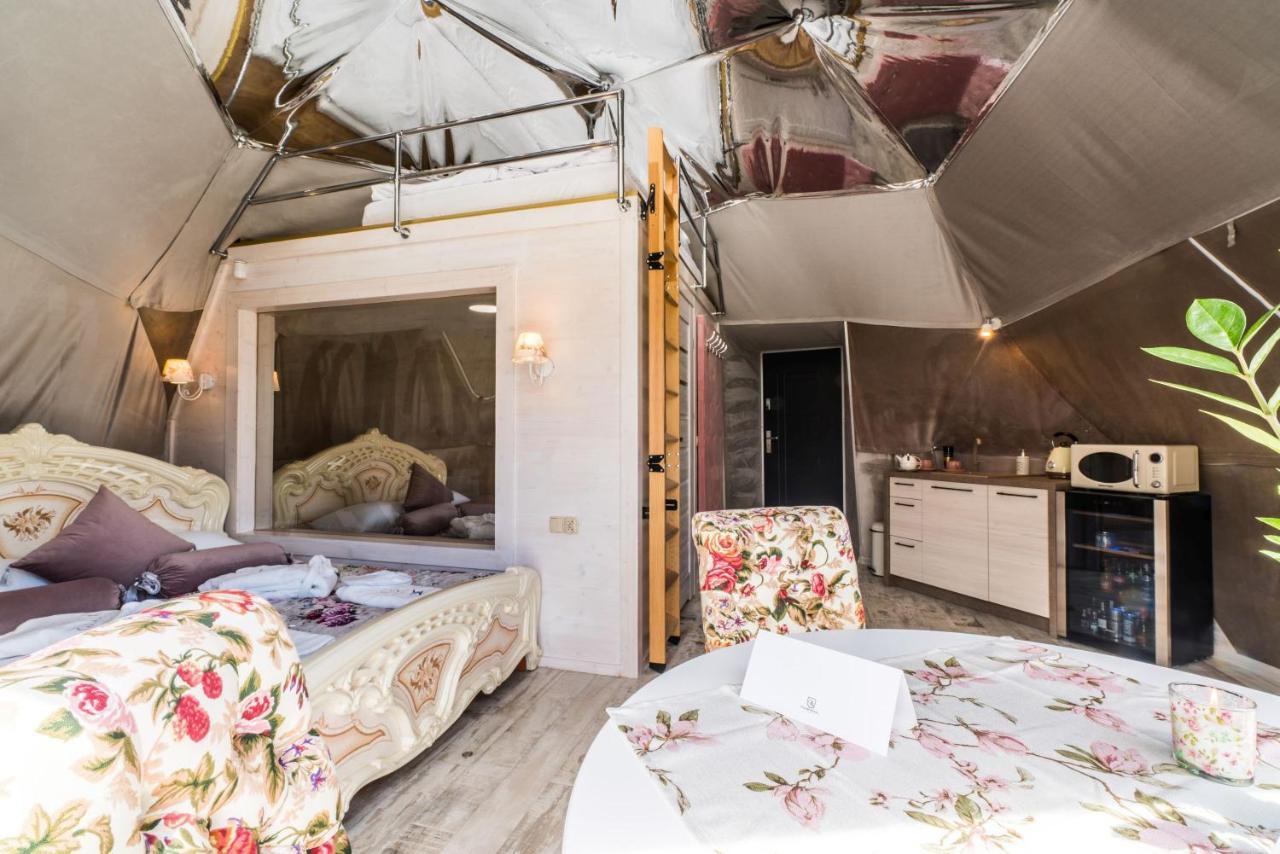 ホテル Glamp Royal ビャウィ・ドゥナイェツ エクステリア 写真