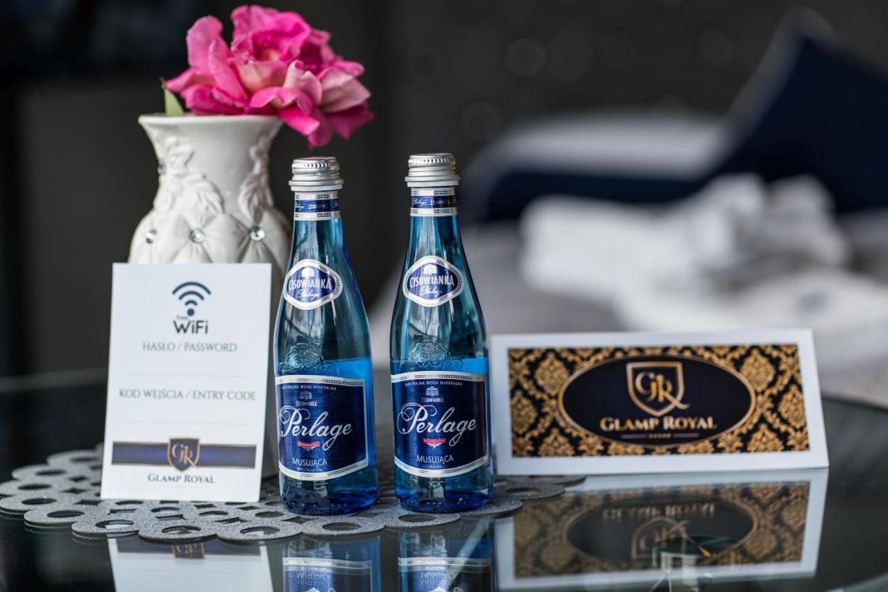 ホテル Glamp Royal ビャウィ・ドゥナイェツ エクステリア 写真