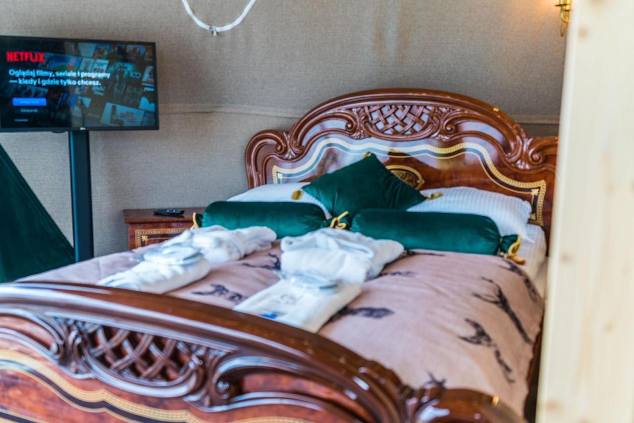 ホテル Glamp Royal ビャウィ・ドゥナイェツ エクステリア 写真