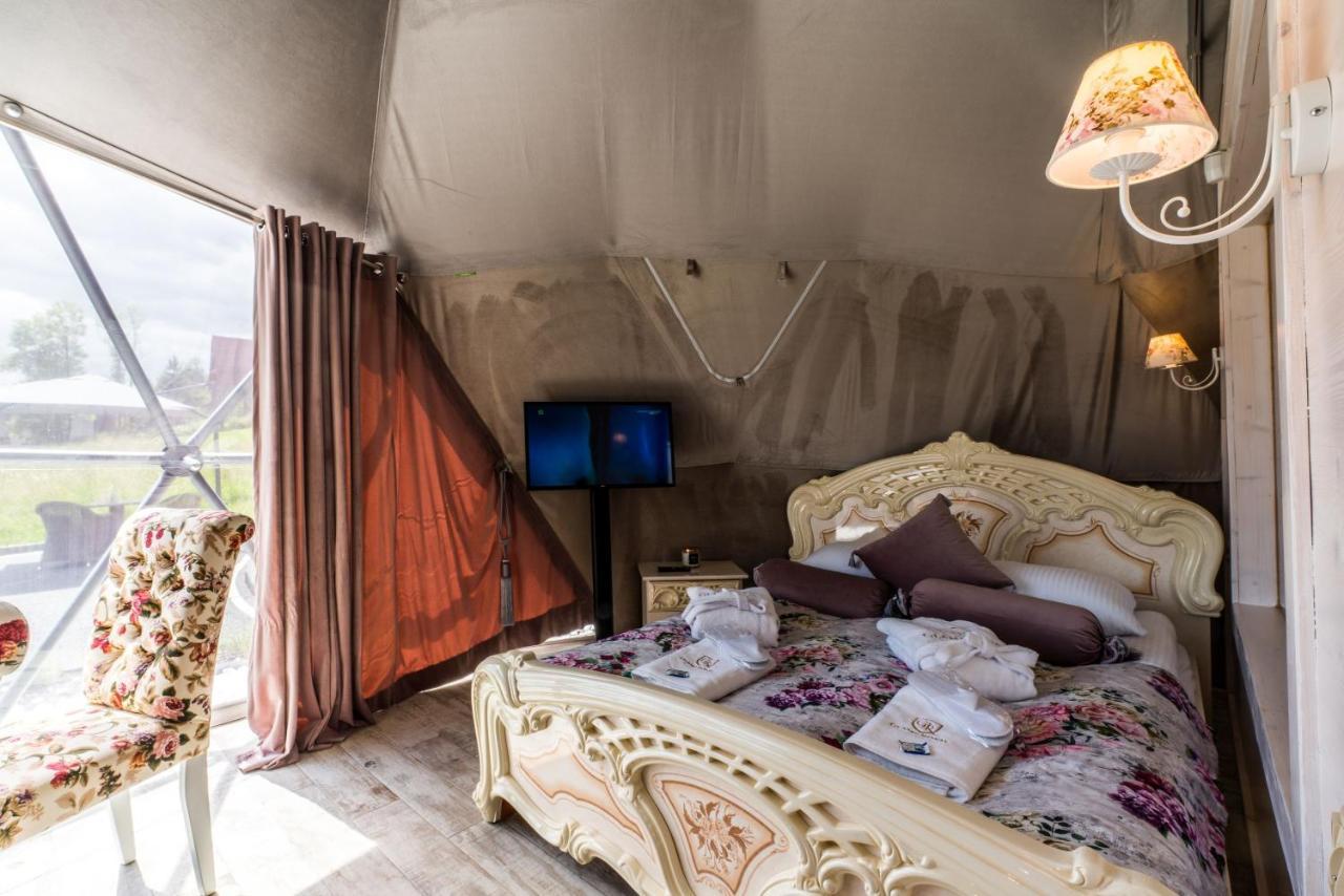 ホテル Glamp Royal ビャウィ・ドゥナイェツ エクステリア 写真
